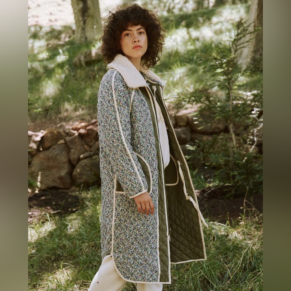THE GREAT. - The Long Quilted Reversible Jacket in Army Green and Floral
